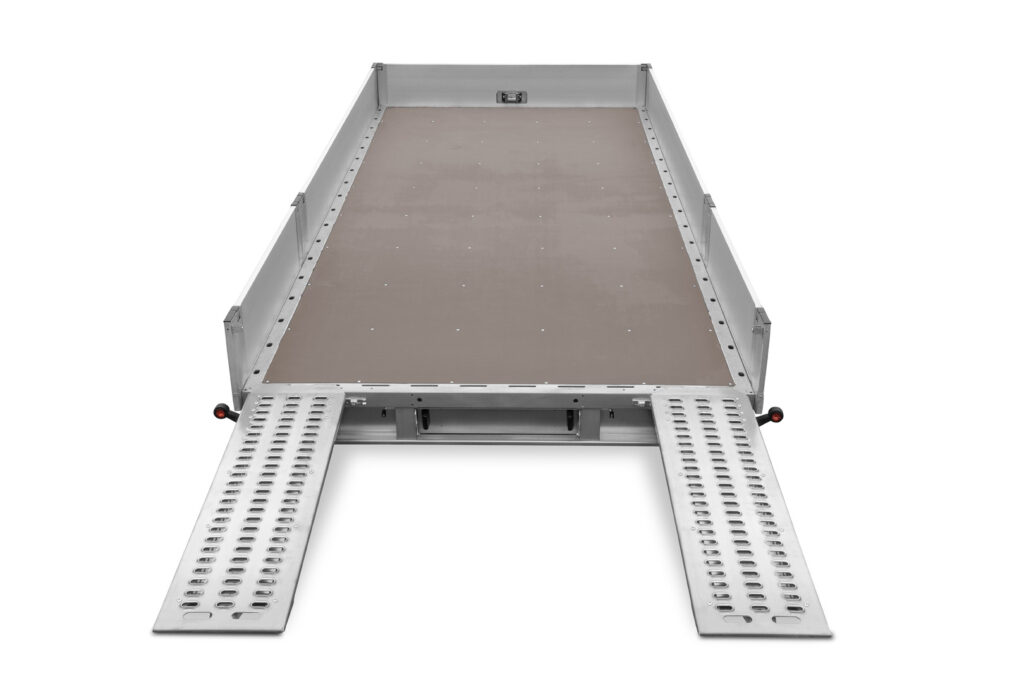 Entrada al remolque de la grúa con laterales de aluminio.