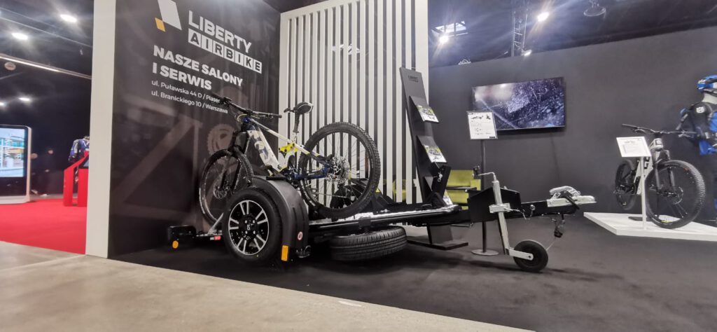 Tarfgi Motorradmesse Warschau Ptak Expo Motorradanhänger mit Fahrradträger für Fahrräder
