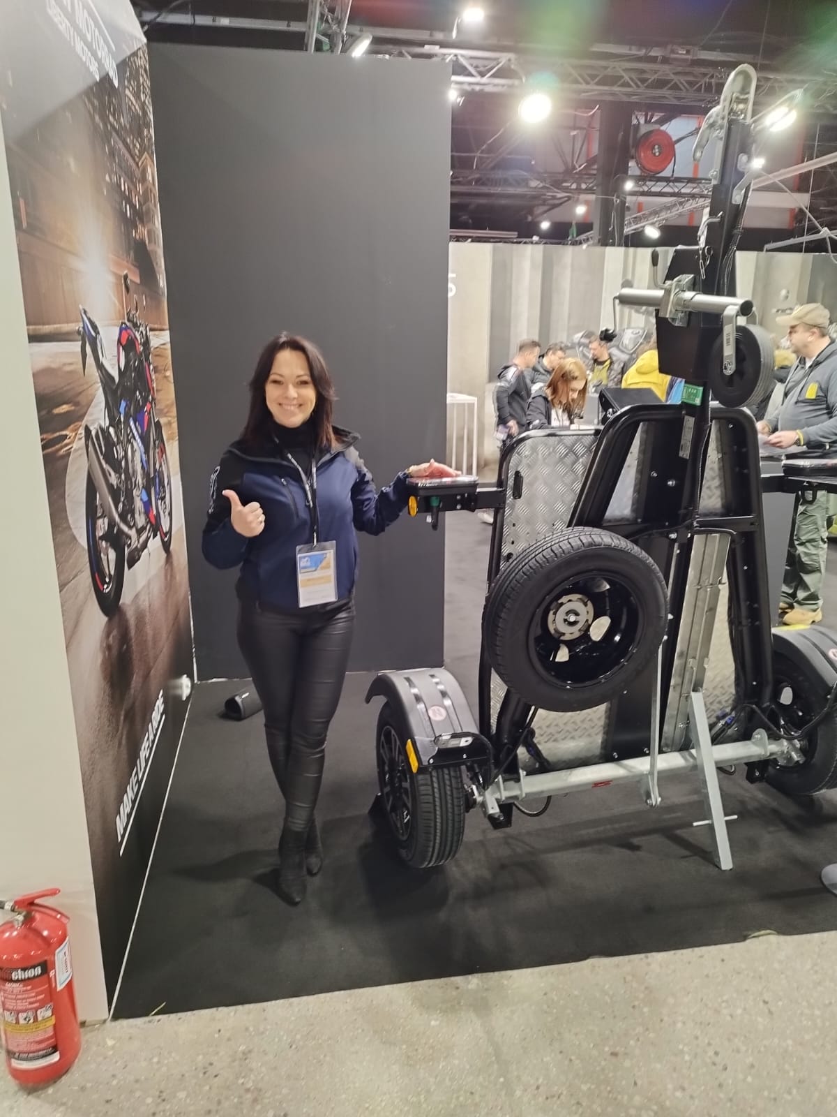 Schönes Mädchen auf der Motorradmesse 2023 mit Anhänger