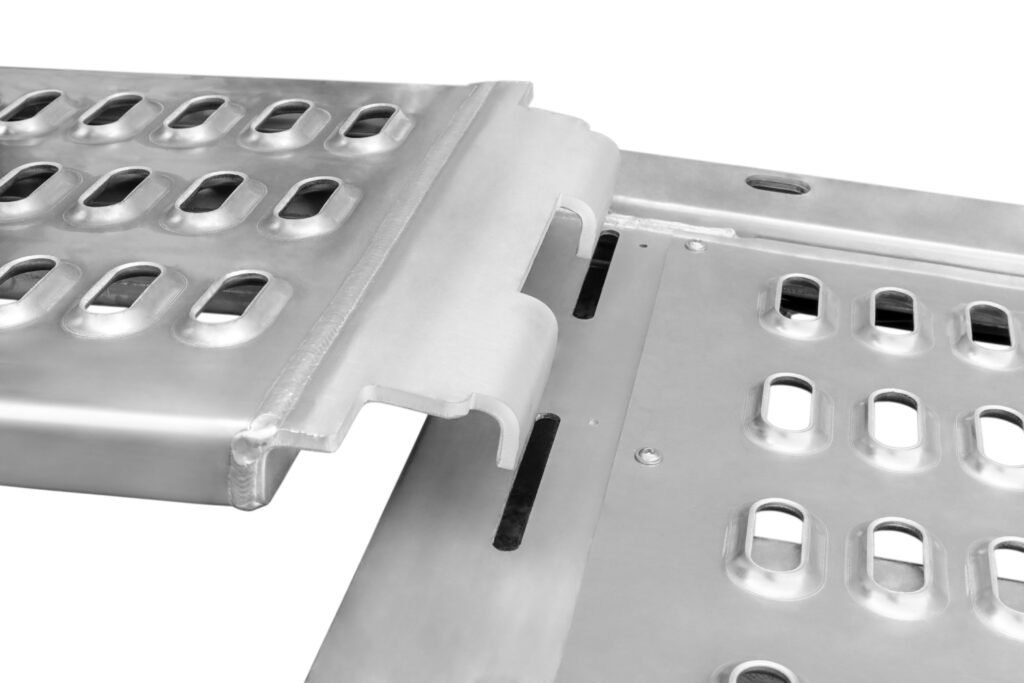 zapięcie najazdów aluminiowych w przyczepie lawecie