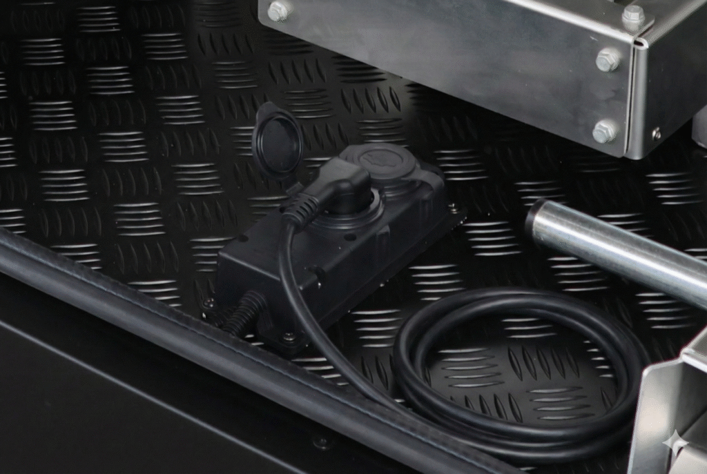 Detailní záběr nabíječky a elektrické zásuvky na přívěsu PRA400