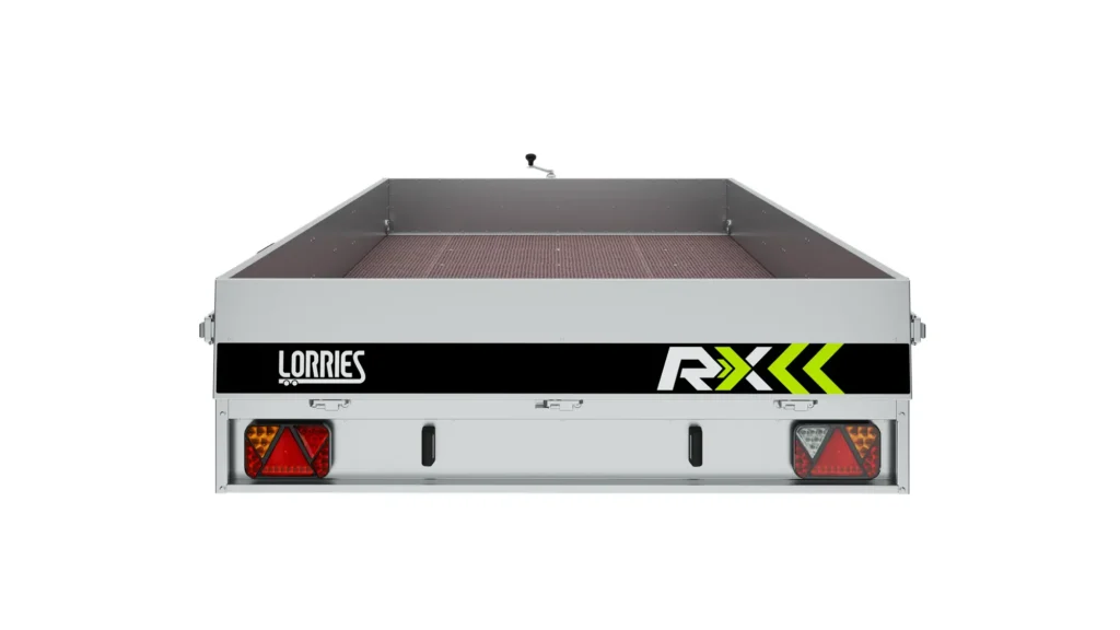 Vista trasera del RX375o Skid Trailer con laterales elevados, marcas Lorries y marcas RX375o en blanco y verde en el panel trasero. Las luces traseras y los reflectores son visibles en la parte inferior.