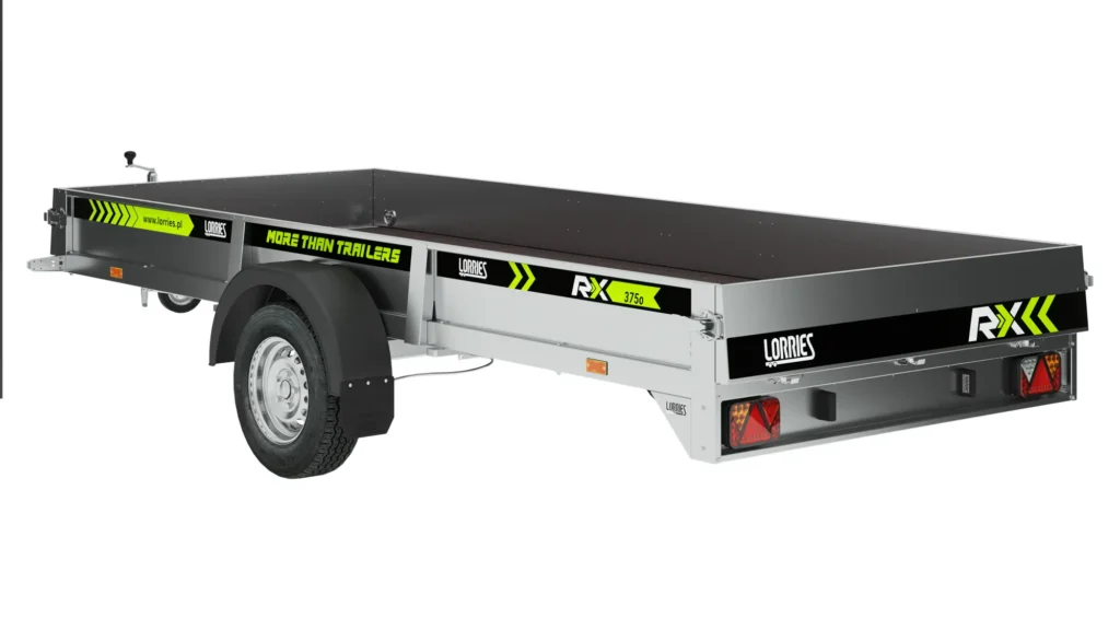 El sidecar RX375o es un remolque plano de un solo eje con chasis negro y plateado, marcas verdes y amarillas, reflectores, luces traseras y las inscripciones MORE THAN TRAILERS y LORRIES RX, ideal para transportar ATV.